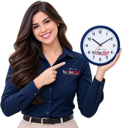 Asesora de Tu Visa Fácil señalando un reloj de pared con el logotipo